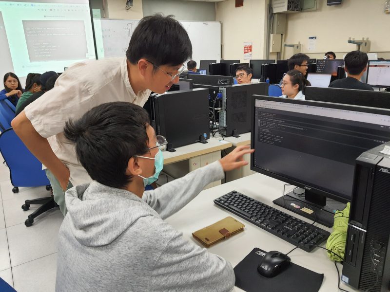 范耀中老師指導學生運用軟體實作