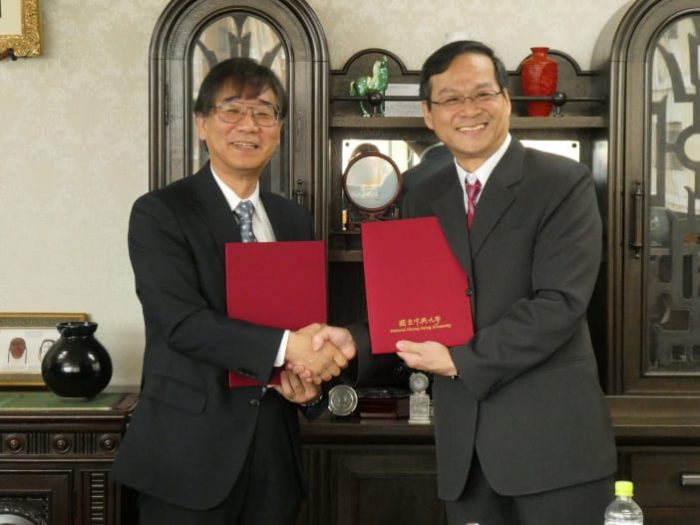 Dean Yoshio Hisaeda (left) and Vice Dean Chia-Chien Huang exchange agreements