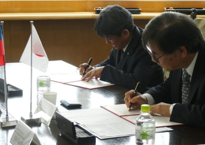 Dean Yoshio Hisaeda (left) and Dean Yoshiki Katayama sign the agreements