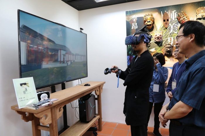 中興大學土木系楊明德教授（右）結合VR虛擬實境技術重現李昂小說「迷園」中的場景。圖／中興大學提供